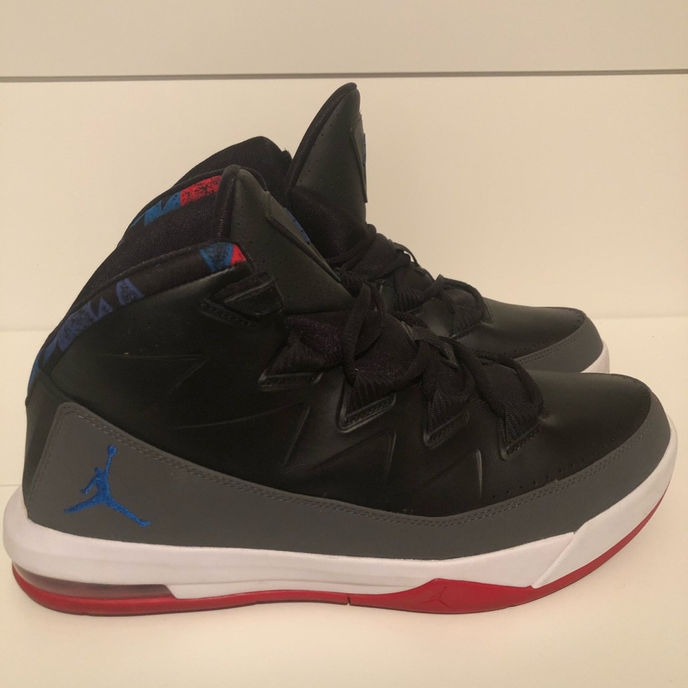 Air Jordan tennis shoes - Picture 2 of 5